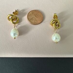 Gold tone and pearl post earrings